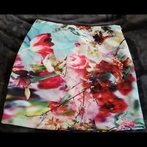 Beautiful Jada floral stretch mini w/ side zipper